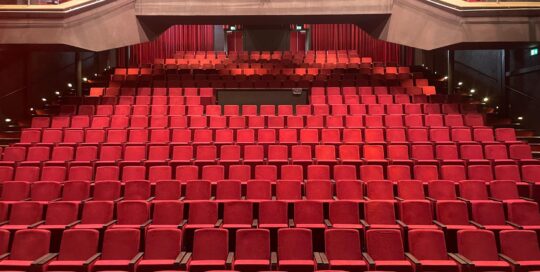 Item#6 Theater Voorvegther